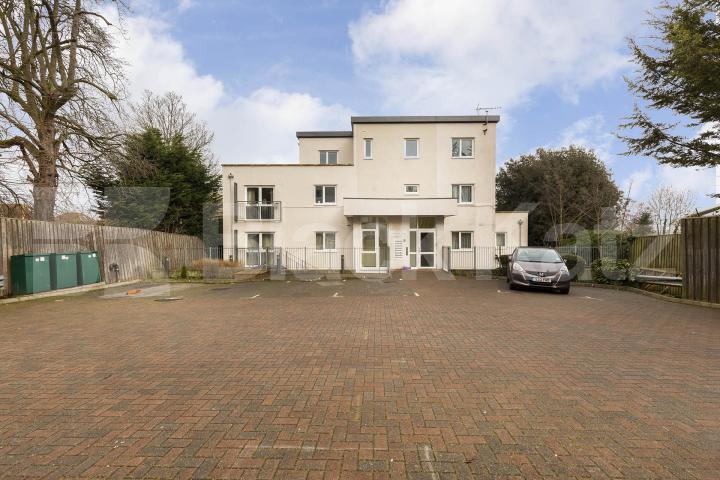 Spacious 2 double bedroom tucked away on a close with Parking  Montague Close, High Barnet 